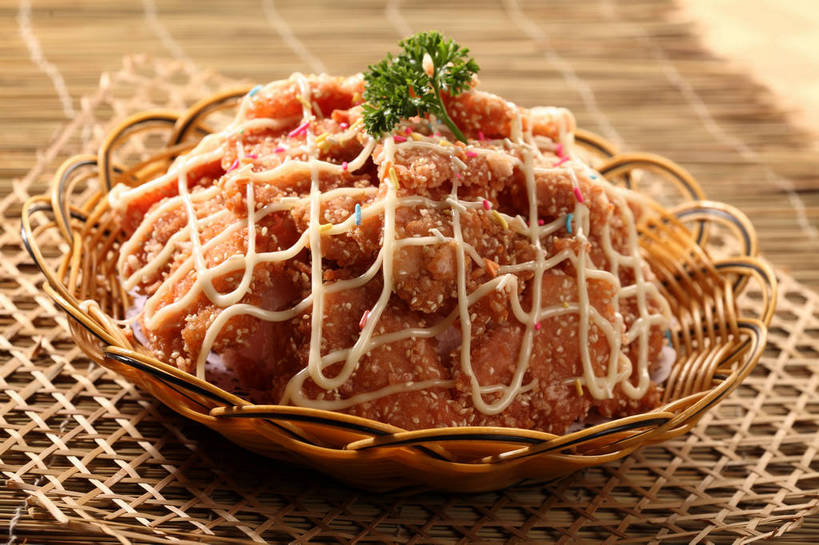 骨骼,无人,交叉,横图,俯视,室内,特写,白天,烹饪,中餐,餐桌,桌子,竹子,芹菜,蔬菜,叶子,一堆,阴影,堆叠,堆积,竹制,新鲜,装饰,编织,反射,篮子,影子,调料,酱料,酱汁,排骨,肉,油炸,佐料,料理,食品,绿叶,骨头,调味品,调味料,猪肉,酱,沙拉酱,菜肴,美食,肉类,食物,一个,竹篮,巧克力,中式,嫩叶,佳肴,有机食品,绿色食品,荷兰芹,欧芹,香芹,单个,餐台,色拉酱,中华料理,竹条,朱古力,堆,华丽,修饰,交织,点缀,配菜,骨架,竹制品,肉食,炸猪排,豚肉,法香,巴西利,洋香菜,洋芫荽,法国香菜,衬托,美观,雅致,雅观,旱芹菜,番荽,穿插,七彩米,七彩糖针,巧克力针,朱古力针,叶,叶片,彩图,高角度拍摄,shjb1