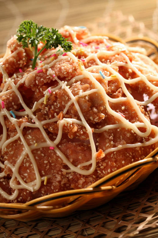 骨骼,无人,交叉,竖图,俯视,室内,特写,白天,烹饪,中餐,餐桌,桌子,竹子,芹菜,蔬菜,叶子,一堆,阴影,堆叠,堆积,竹制,新鲜,装饰,编织,反射,篮子,影子,调料,酱料,酱汁,排骨,肉,油炸,佐料,料理,食品,绿叶,骨头,调味品,调味料,猪肉,酱,沙拉酱,菜肴,美食,肉类,食物,一个,竹篮,巧克力,中式,嫩叶,佳肴,有机食品,绿色食品,荷兰芹,欧芹,香芹,单个,餐台,色拉酱,中华料理,竹条,朱古力,堆,华丽,修饰,交织,点缀,配菜,骨架,竹制品,肉食,炸猪排,豚肉,法香,巴西利,洋香菜,洋芫荽,法国香菜,衬托,美观,雅致,雅观,旱芹菜,番荽,穿插,七彩米,七彩糖针,巧克力针,朱古力针,叶,叶片,彩图,高角度拍摄,shjb1