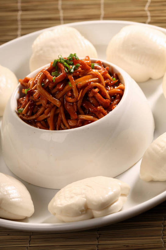 点心,面食,面条,无人,竖图,俯视,室内,特写,白天,烹饪,中餐,餐桌,桌子,蔬菜,餐具,一堆,阴影,堆叠,堆积,竹制,新鲜,反射,碟子,盘,影子,陶瓷,竹席,葱,青葱,炒面,面,料理,食品,面点,陶瓷制品,馒头,菜肴,美食,食物,两个,红色,白色,盘子,容器,碟,碗,中式,佳肴,有机食品,绿色食品,餐台,中华料理,储藏,堆,竹制品,储存,彩图,高角度拍摄,贮存,馍,馍馍,shjb1