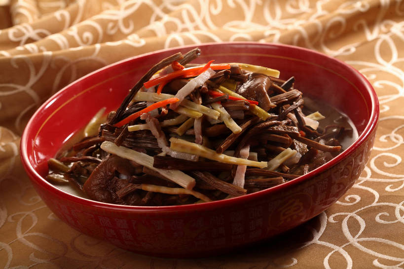 无人,横图,俯视,室内,特写,白天,烹饪,中餐,餐桌,桌子,蔬菜,一堆,阴影,堆叠,堆积,新鲜,反射,布料,影子,陶瓷,菌菇,竹笋,料理,食品,陶瓷制品,菌类,布纹,笋,菜肴,美食,桌布,食物,一个,红色,餐巾,容器,台布,碗,中式,食用菌,佳肴,有机食品,绿色食品,单个,餐台,中华料理,茶树菇,储藏,堆,真菌,储存,餐桌布,彩图,高角度拍摄,贮存,shjb1,小竹笋茶树菇汤