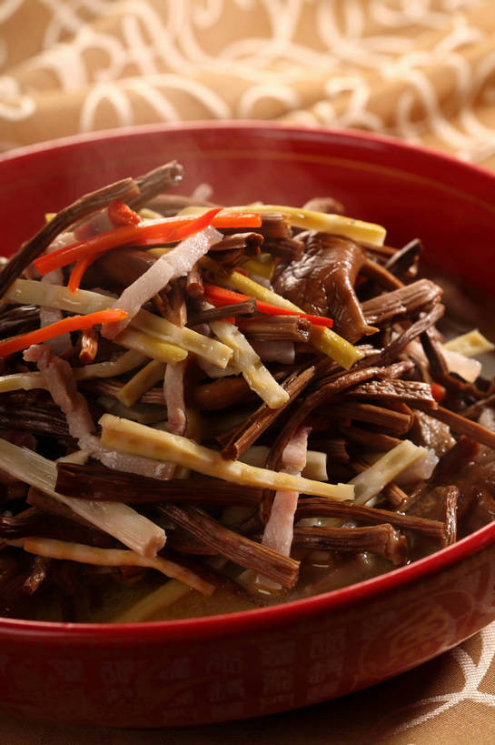 无人,竖图,俯视,室内,特写,白天,烹饪,中餐,餐桌,桌子,蔬菜,一堆,阴影,堆叠,堆积,新鲜,反射,布料,影子,陶瓷,菌菇,竹笋,料理,食品,陶瓷制品,菌类,布纹,笋,菜肴,美食,桌布,食物,一个,红色,餐巾,容器,台布,碗,中式,食用菌,佳肴,有机食品,绿色食品,单个,餐台,中华料理,茶树菇,储藏,堆,真菌,储存,餐桌布,彩图,高角度拍摄,贮存,shjb1,小竹笋茶树菇汤