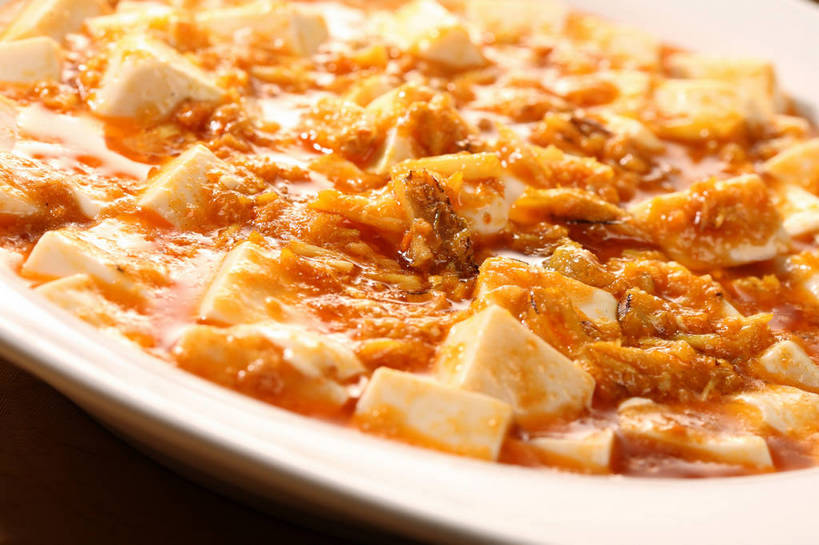 豆腐,无人,横图,俯视,室内,特写,白天,烹饪,中餐,餐桌,桌子,餐具,阴影,反射,布料,碟子,盘,影子,浓汤,汤,料理,食品,布纹,羹,菜肴,美食,桌布,食物,一个,白色,盘子,餐巾,碟,台布,中式,佳肴,单个,餐台,中华料理,豆制品,豆腐羹,餐桌布,彩图,高角度拍摄,shjb1