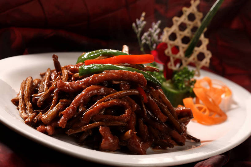 无人,横图,俯视,室内,特写,白天,烹饪,中餐,餐桌,桌子,辣椒,蔬菜,餐具,叶子,阴影,朦胧,模糊,新鲜,盛开,反射,鱼,布料,碟子,盘,影子,肉,鱼肉,料理,食品,绿叶,花蕾,布纹,水产,菜肴,美食,肉类,鱼类,桌布,花,花瓣,花朵,鲜花,食物,一个,白色,盘子,餐巾,碟,台布,花苞,花蕊,中式,嫩叶,佳肴,有机食品,绿色食品,单个,餐台,中华料理,响油鳝丝,鳝鱼,配菜,水生动物,水生物,肉食,彩椒,鳝,辣角,红海椒,大椒,辣虎,广椒,叶,叶片,甜椒,柿子椒,辣子,海椒,番椒,灯笼椒,餐桌布,彩图,高角度拍摄,淡水生物,河鲜,黄鳝,shjb1