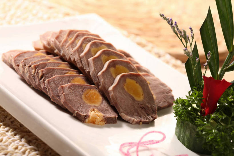 无人,横图,俯视,室内,特写,白天,烹饪,中餐,餐桌,桌子,黄瓜,芹菜,蔬菜,餐具,叶子,一排,切开,阴影,新鲜,整齐,并列,并排,盛开,反射,碟子,盘,影子,蛋黄,肉,料理,食品,绿叶,花蕾,鸭肉,菜肴,美食,肉类,花,花瓣,花朵,鲜花,食物,排列,一个,白色,盘子,碟,花苞,花蕊,切,中式,嫩叶,佳肴,有机食品,绿色食品,荷兰芹,欧芹,香芹,单个,餐台,中华料理,配菜,队列,平行,剖面,肉食,切面,法香,巴西利,洋香菜,洋芫荽,法国香菜,旱芹菜,番荽,叶,叶片,青瓜,胡瓜,彩图,高角度拍摄,咸蛋黄,shjb1,咸蛋鸭卷