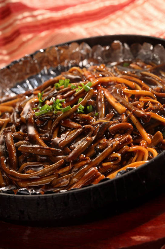 无人,竖图,俯视,室内,特写,白天,烹饪,中餐,餐桌,桌子,萝卜,胡萝卜,蔬菜,厨具,金属制品,阴影,新鲜,反射,金属,鱼,布料,锅子,影子,葱,青葱,炒菜,肉,鱼肉,料理,食品,布纹,锅,水产,菜肴,美食,肉类,鱼类,桌布,食物,一个,红色,绿色,餐巾,台布,中式,佳肴,有机食品,绿色食品,单个,餐台,锅具,中华料理,鳝鱼,水生动物,黄萝卜,番萝卜,水生物,肉食,鳝,烹饪用具,烹调用具,红萝卜,甘荀,餐桌布,烹调,彩图,高角度拍摄,丁香萝卜,胡芦菔金,淡水生物,金笋,河鲜,黄鳝,shjb1,炒鳝丝,胡萝卜炒鳝丝