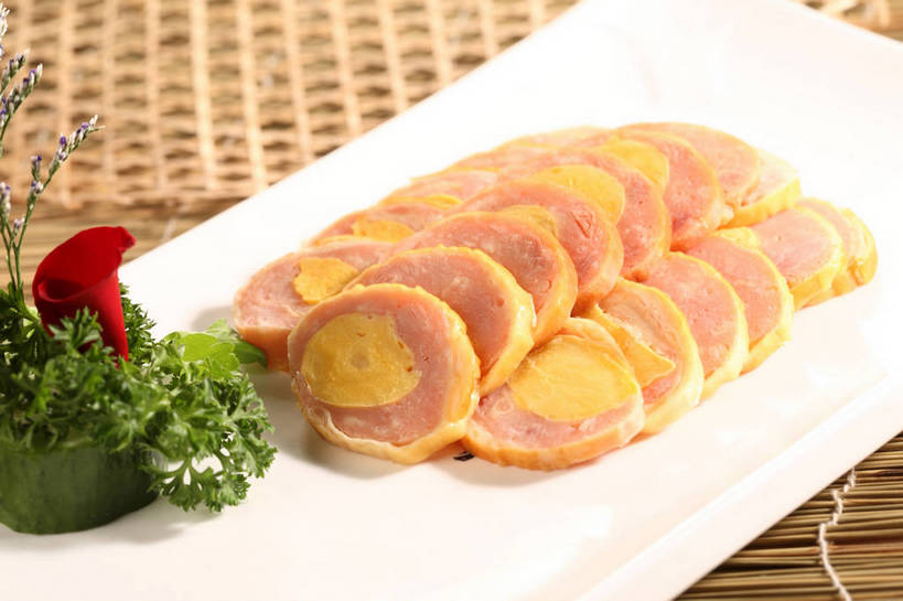 无人,横图,俯视,室内,特写,白天,烹饪,中餐,餐桌,桌子,黄瓜,芹菜,蔬菜,餐具,叶子,一排,许多,切开,阴影,新鲜,整齐,并列,并排,盛开,反射,碟子,盘,影子,蛋黄,肉,料理,食品,绿叶,很多,花蕾,鸭肉,菜肴,美食,肉类,花,花瓣,花朵,鲜花,食物,排列,一个,白色,盘子,碟,花苞,花蕊,切,中式,嫩叶,佳肴,有机食品,绿色食品,荷兰芹,欧芹,香芹,单个,餐台,中华料理,配菜,队列,平行,剖面,肉食,切面,法香,巴西利,洋香菜,洋芫荽,法国香菜,旱芹菜,番荽,叶,叶片,青瓜,胡瓜,彩图,高角度拍摄,咸蛋黄,shjb1,咸蛋鸭卷