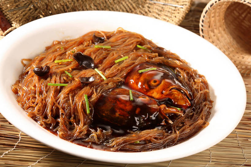 面食,面条,无人,横图,俯视,室内,特写,白天,烹饪,中餐,餐桌,桌子,蔬菜,餐具,阴影,新鲜,反射,鱼,碟子,盘,影子,葱,菌菇,青葱,红烧,面,肉,鱼肉,料理,食品,菌类,粉丝,木耳,菜肴,美食,肉类,鱼类,食物,一个,白色,盘子,碟,中式,食用菌,佳肴,有机食品,绿色食品,单个,餐台,中华料理,黑木耳,真菌,红烧鱼,肉食,光木耳,红烧菜,冬粉,彩图,高角度拍摄,shjb1