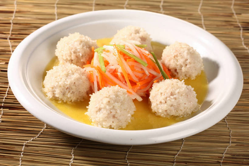 无人,横图,俯视,室内,特写,白天,烹饪,中餐,餐桌,桌子,萝卜,胡萝卜,蔬菜,阴影,竹制,新鲜,反射,影子,陶瓷,竹席,肉,料理,食品,陶瓷制品,丸子,菜肴,美食,肉类,肉丸,食物,一个,白色,容器,碗,中式,佳肴,有机食品,绿色食品,单个,餐台,中华料理,肉圆,储藏,竹制品,储存,黄萝卜,番萝卜,肉食,红萝卜,甘荀,彩图,高角度拍摄,丁香萝卜,胡芦菔金,金笋,贮存,shjb1