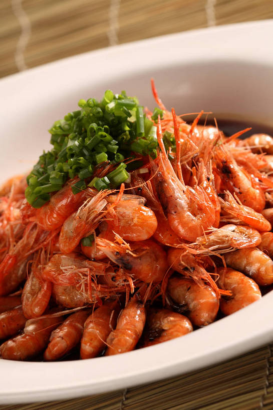 海鲜,无人,竖图,俯视,室内,特写,白天,烹饪,中餐,餐桌,桌子,蔬菜,餐具,一堆,许多,阴影,堆叠,堆积,竹制,新鲜,反射,碟子,盘,影子,竹席,葱,青葱,虾,料理,食品,很多,水产,菜肴,美食,海洋生物,食物,一个,绿色,白色,盘子,碟,橙色,中式,佳肴,有机食品,绿色食品,单个,餐台,中华料理,堆,竹制品,水生动物,河虾,海产品,水生物,海底动物,淡水虾,青虾,日本沼虾,彩图,高角度拍摄,shjb1