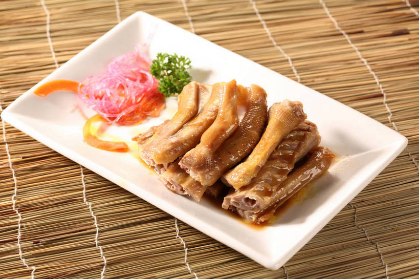 无人,横图,俯视,室内,特写,白天,烹饪,中餐,餐桌,桌子,芹菜,蔬菜,餐具,叶子,一排,阴影,竹制,新鲜,整齐,反射,碟子,盘,影子,竹席,调料,酱料,酱汁,肉,佐料,料理,食品,绿叶,调味品,调味料,酱,菜肴,美食,肉类,食物,排列,一个,白色,盘子,碟,中式,嫩叶,佳肴,有机食品,绿色食品,荷兰芹,欧芹,香芹,单个,餐台,中华料理,堆,配菜,竹制品,队列,肉食,法香,巴西利,洋香菜,洋芫荽,法国香菜,旱芹菜,番荽,广东菜,粤菜,叶,叶片,彩图,高角度拍摄,鹅肉,卤水,shjb1,卤水鹅翅