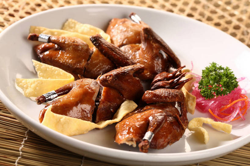 无人,横图,俯视,室内,特写,白天,烹饪,中餐,餐桌,桌子,芹菜,蔬菜,餐具,叶子,切开,阴影,竹制,新鲜,反射,碟子,盘,影子,竹席,肉,料理,食品,绿叶,菜肴,美食,肉类,食物,一个,白色,盘子,碟,切,中式,嫩叶,佳肴,有机食品,绿色食品,荷兰芹,欧芹,香芹,单个,餐台,中华料理,配菜,竹制品,剖面,肉食,切面,鸽子肉,法香,巴西利,洋香菜,洋芫荽,法国香菜,旱芹菜,番荽,烤乳鸽,叶,叶片,彩图,高角度拍摄,乳鸽,shjb1