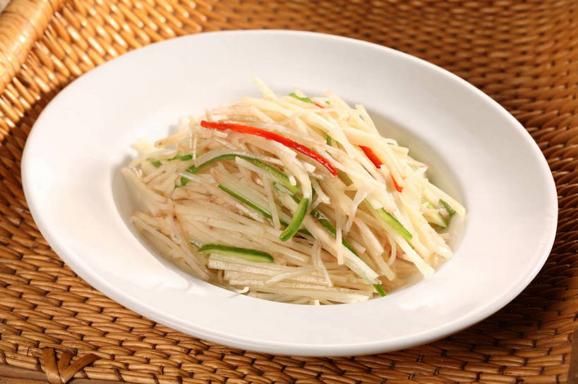 无人,交叉,横图,俯视,室内,特写,白天,烹饪,中餐,餐桌,桌子,竹子,土豆,餐具,阴影,竹制,编织,反射,碟子,盘,影子,青椒,料理,食品,青椒土豆丝,土豆丝,菜肴,美食,食物,一个,白色,盘子,碟,中式,佳肴,单个,餐台,中华料理,竹条,交织,竹制品,大椒,馍馍蛋,菜椒,穿插,洋芋,甜椒,柿子椒,山药蛋,马铃薯,灯笼椒,彩图,高角度拍摄,shjb1