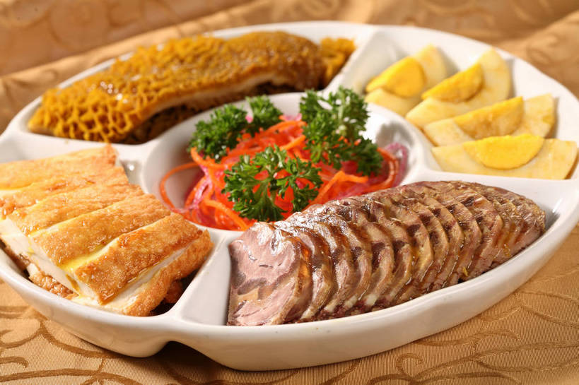 无人,横图,俯视,室内,特写,白天,烹饪,中餐,餐桌,桌子,芹菜,蔬菜,餐具,叶子,切开,阴影,新鲜,反射,布料,碟子,盘,影子,蛋,鸡蛋,肉,牛肉,料理,食品,水煮蛋,绿叶,布纹,菜肴,美食,肉类,桌布,茶叶蛋,食物,一个,白色,盘子,餐巾,碟,台布,切,中式,嫩叶,佳肴,有机食品,绿色食品,荷兰芹,欧芹,香芹,单个,餐台,中华料理,配菜,毛肚,剖面,肉食,百叶,牛百叶,切面,法香,巴西利,洋香菜,洋芫荽,法国香菜,旱芹菜,番荽,卵,五香茶叶蛋,五香蛋,叶,叶片,餐桌布,彩图,高角度拍摄,牛肚,鸡卵,鸡子,肚尖,牛胃,煮鸡蛋,shjb1