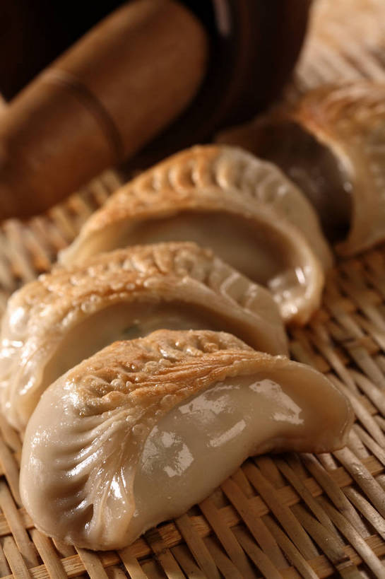 点心,无人,交叉,竖图,俯视,室内,特写,白天,餐桌,桌子,竹子,阴影,竹制,朦胧,模糊,编织,反射,篮子,影子,油炸,油炸食品,料理,食品,锅贴,煎饺,面点,美食,食物,竹篮,四个,中式,餐台,竹条,交织,竹制品,穿插,彩图,高角度拍摄,shjb1