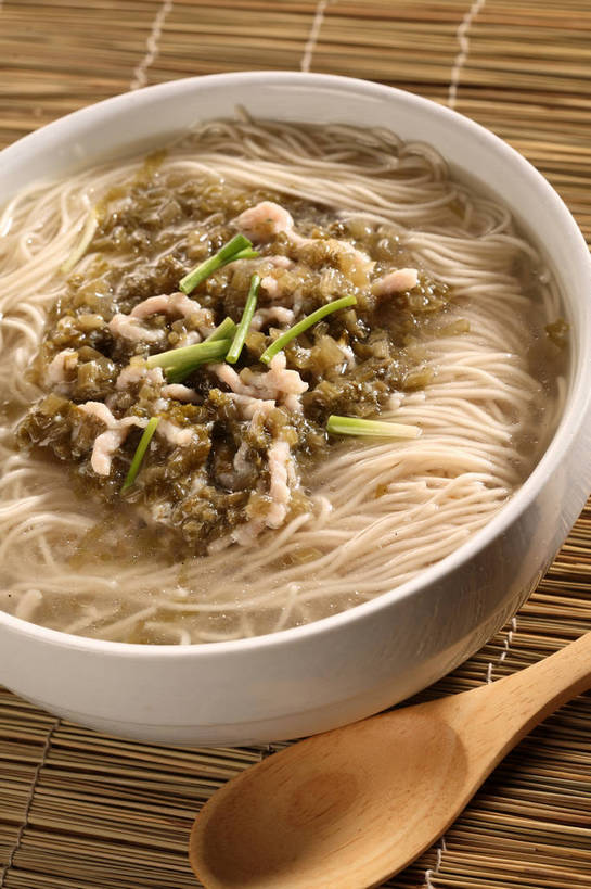 面食,面条,无人,竖图,俯视,室内,特写,白天,烹饪,中餐,餐桌,桌子,蔬菜,一把,阴影,竹制,新鲜,反射,木制,影子,勺子,陶瓷,竹席,葱,青葱,面,肉,料理,食品,陶瓷制品,猪肉,雪菜肉丝面,雪菜,菜肴,美食,肉类,食物,一个,白色,木制品,容器,调羹,汤匙,碗,中式,佳肴,有机食品,绿色食品,单个,餐台,中华料理,储藏,竹制品,储存,肉食,豚肉,雪里红,彩图,高角度拍摄,雪里蕻,贮存,shjb1