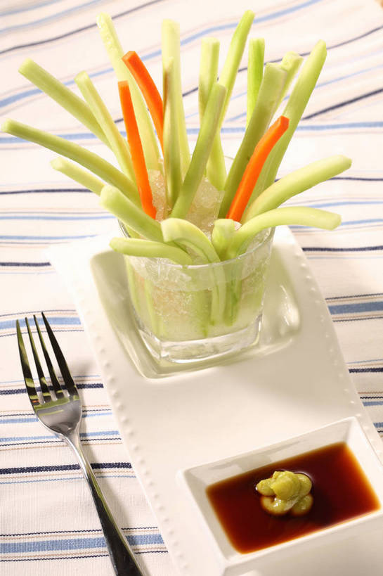 无人,竖图,俯视,室内,特写,白天,烹饪,中餐,餐桌,桌子,萝卜,胡萝卜,黄瓜,蔬菜,杯子,餐具,阴影,新鲜,反射,布料,叉子,碟子,盘,影子,陶瓷,冰,调料,酱料,酱汁,佐料,料理,食品,陶瓷制品,调味品,清凉,调味料,布纹,冷冻,酱,冷盘,菜肴,美食,玻璃制品,桌布,食物,三个,绿色,白色,盘子,餐巾,水杯,碟,台布,冷饮,舒服,橙色,中式,寒冷,冷菜,凉菜,佳肴,有机食品,绿色食品,刨冰,冷藏,餐台,中华料理,解暑,解渴,黄萝卜,番萝卜,碎冰,餐叉,舒爽,消暑,保鲜,玻璃杯,进餐用具,青瓜,胡瓜,红萝卜,甘荀,餐桌布,彩图,高角度拍摄,丁香萝卜,胡芦菔金,金笋,shjb1