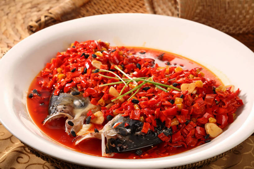 无人,交叉,横图,俯视,室内,特写,白天,烹饪,中餐,餐桌,桌子,竹子,辣椒,蔬菜,阴影,竹制,新鲜,编织,反射,篮子,影子,陶瓷,葱,青葱,肉,鱼肉,料理,食品,陶瓷制品,剁椒,菜肴,美食,肉类,食物,一个,红色,白色,容器,竹篮,碗,中式,佳肴,有机食品,绿色食品,单个,餐台,中华料理,储藏,竹条,交织,竹制品,储存,肉食,辣角,红海椒,大椒,辣虎,广椒,穿插,湖南菜,湘菜,辣子,海椒,番椒,彩图,高角度拍摄,剁椒鱼头,贮存,剁辣椒,剁辣子,七星椒剁椒,七姊妹剁椒,坛子辣椒,shjb1