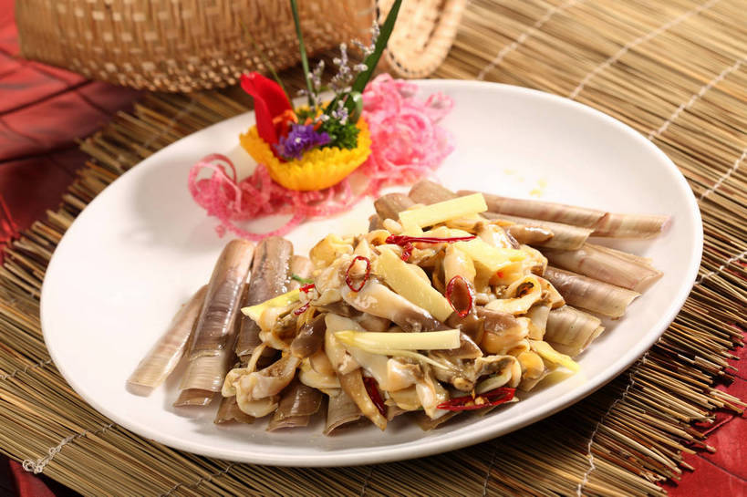 海鲜,无人,交叉,横图,俯视,室内,特写,白天,烹饪,中餐,餐桌,桌子,竹子,辣椒,蔬菜,餐具,叶子,阴影,竹制,新鲜,盛开,编织,反射,碟子,篮子,盘,影子,炒菜,料理,食品,绿叶,花蕾,水产,菜肴,美食,海洋生物,花,花瓣,花朵,鲜花,食物,一个,白色,盘子,竹篮,碟,花苞,花蕊,中式,嫩叶,佳肴,有机食品,绿色食品,单个,餐台,中华料理,竹条,软体动物,交织,配菜,竹制品,水生动物,海产品,水生物,蛏子,海底动物,辣角,红海椒,大椒,辣虎,广椒,穿插,蛏,缢蛏,叶,叶片,辣子,红辣椒,海椒,番椒,彩图,高角度拍摄,shjb1,辣椒炒蛏子