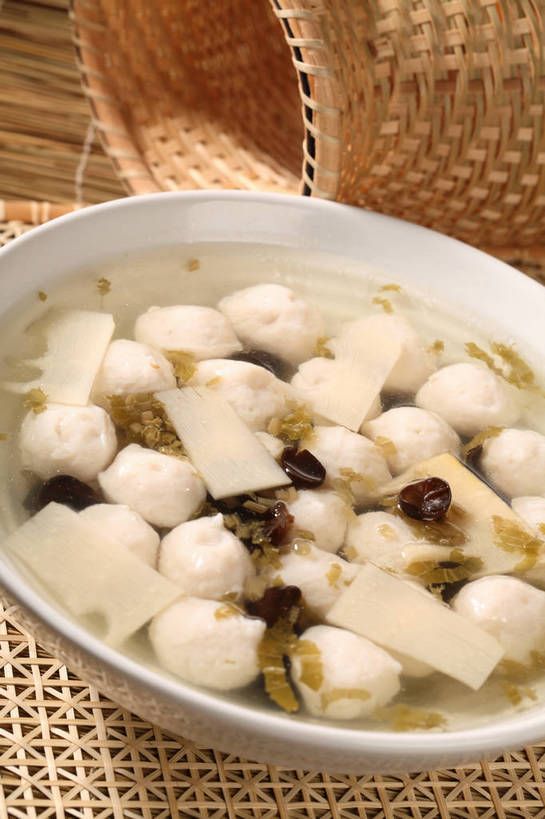 无人,交叉,竖图,俯视,室内,特写,白天,烹饪,中餐,餐桌,桌子,竹子,蔬菜,阴影,竹制,新鲜,编织,反射,篮子,影子,陶瓷,菌菇,肉,汤,鱼肉,料理,食品,陶瓷制品,丸子,菌类,木耳,雪菜,菜肴,美食,肉类,肉丸,鱼丸,食物,一个,白色,容器,竹篮,碗,中式,食用菌,佳肴,有机食品,绿色食品,单个,餐台,中华料理,储藏,竹条,交织,黑木耳,竹制品,真菌,储存,肉食,雪里红,穿插,光木耳,本帮菜,沪菜,上海菜,彩图,高角度拍摄,雪里蕻,贮存,鱼丸汤,shjb1,黑木耳鱼丸汤