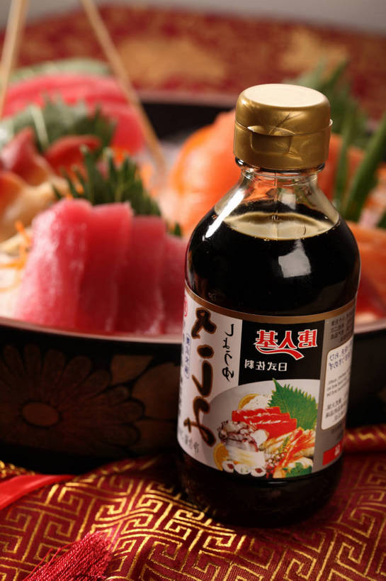 海鲜,三文鱼,无人,竖图,室内,特写,白天,正面,烹饪,餐桌,桌子,鲑鱼,叶子,阴影,朦胧,模糊,反射,日文,鱼,标志,布料,罐子,文字,影子,字符,陶瓷,冰,调料,酱料,酱汁,肉,鱼肉,佐料,日本料理,冰块,料理,食品,绿叶,陶瓷制品,调味品,鲔鱼,调味料,布纹,标识,冷冻,水产,金枪鱼,酱,菜肴,美食,肉类,鱼类,海洋生物,玻璃制品,桌布,食物,两个,玻璃瓶,餐巾,瓶子,容器,台布,碗,日式料理,日式,嫩叶,汉字,寒冷,佳肴,冷藏,餐台,储藏,配菜,吞拿鱼,冰冷,一瓶,储存,中文,水生动物,海产品,水生物,肉食,海底动物,北极贝,鲑,日语,国文,华文,保鲜,叶,叶片,餐桌布,彩图,贮存,刺身,鲔鱼刺身,shjb1,海鲜刺身,北极贝刺身