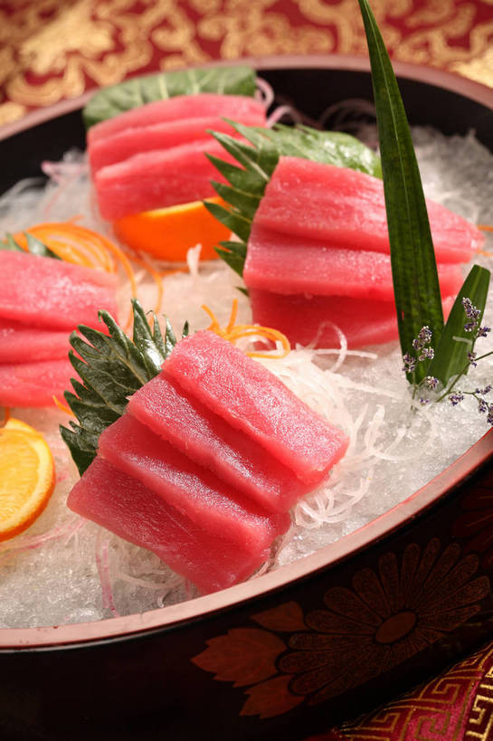 海鲜,三文鱼,无人,竖图,俯视,室内,特写,白天,烹饪,餐桌,桌子,鲑鱼,柠檬,水果,叶子,切开,阴影,新鲜,反射,鱼,布料,影子,陶瓷,冰,肉,生食,鱼肉,日本料理,冰块,料理,食品,果实,绿叶,陶瓷制品,鲔鱼,布纹,冷冻,水产,金枪鱼,菜肴,美食,肉类,鱼类,海洋生物,桌布,食物,一个,餐巾,容器,台布,碗,日式料理,切,日式,嫩叶,寒冷,佳肴,有机食品,绿色食品,冷藏,单个,餐台,储藏,配菜,吞拿鱼,冰冷,储存,水生动物,海产品,水生物,剖面,肉食,海底动物,北极贝,切面,鲑,保鲜,叶,叶片,益母果,柠果,餐桌布,彩图,高角度拍摄,贮存,刺身,鲔鱼刺身,shjb1,海鲜刺身,北极贝刺身