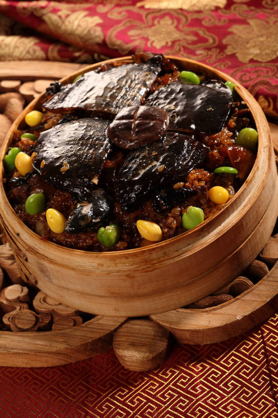 蒸笼,米饭,无人,竖图,俯视,室内,特写,白天,烹饪,中餐,餐桌,桌子,野生动物,蔬菜,厨具,木雕,雕塑,阴影,竹制,新鲜,艺术,装饰,反射,布料,雕刻,雕像,影子,菌菇,香菇,料理,食品,坚果,饭,菌类,布纹,菜肴,美食,桌布,食物,一个,黄色,红色,绿色,动物,餐巾,工艺品,台布,干果,中式,食用菌,佳肴,有机食品,绿色食品,单个,餐台,纪念,中华料理,美术,五谷,竹制品,真菌,主题,甲鱼,笼屉,陈列,烹饪用具,功能,美学,鳖,椎茸,水鱼,团鱼,王八,烹调用具,银杏,白果,餐桌布,烹调,彩图,高角度拍摄,平庄菇,香菌,香蕈,鳖甲,shjb1,香菇炖甲鱼