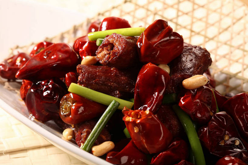 脖子,无人,横图,俯视,室内,特写,白天,烹饪,中餐,植物,餐桌,桌子,豆,花生,辣椒,蔬菜,蒜,餐具,阴影,新鲜,反射,碟子,盘,影子,豆类,豆子,肉,料理,食品,坚果,鸭肉,香辣鸭脖,鸭脖,鸭脖子,菜肴,美食,肉类,食物,一个,红色,白色,盘子,碟,中式,长生果,佳肴,有机食品,绿色食品,单个,餐台,中华料理,蒜苗,川菜,花生仁,肉食,豆科,辣角,红海椒,大椒,辣虎,广椒,落花生,落生,蒜薹,蒜毫,蒜苔,四川菜,花生米,辣子,花生豆,红辣椒,海椒,番椒,彩图,高角度拍摄,shjb1