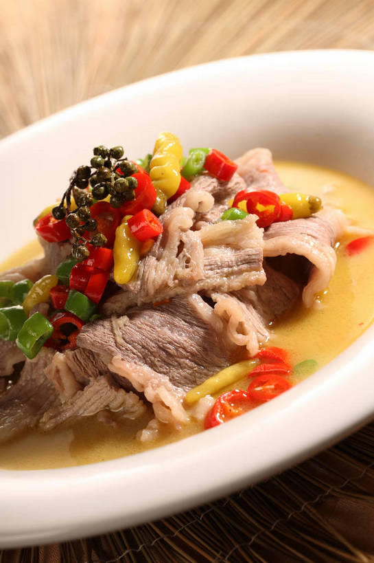 无人,竖图,俯视,室内,特写,白天,烹饪,中餐,餐桌,桌子,辣椒,蔬菜,餐具,阴影,新鲜,反射,碟子,盘,影子,青椒,调味,肉,香料,佐料,料理,食品,猪肉,菜肴,美食,肉类,食物,一个,白色,盘子,碟,中式,佳肴,有机食品,绿色食品,单个,餐台,中华料理,花椒,山椒,配料,肉食,辣角,红海椒,大椒,辣虎,广椒,豚肉,作料,湖南菜,湘菜,大花椒,狗椒,红花椒,青花椒,蜀椒,香椒,辣子,红辣椒,红椒,海椒,番椒,彩图,高角度拍摄,辣椒炒肉,shjb1