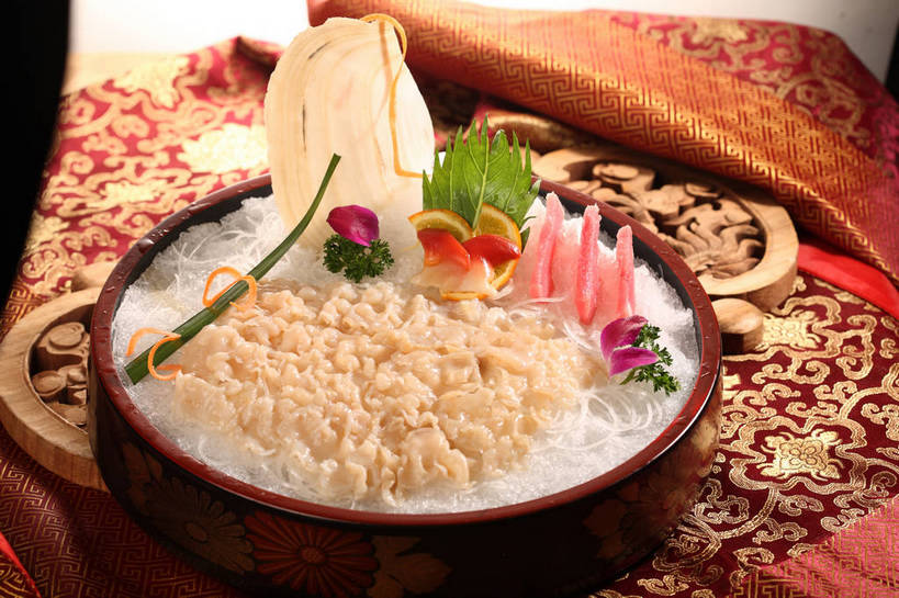 无人,横图,俯视,室内,特写,白天,烹饪,中餐,餐桌,桌子,柠檬,芹菜,蔬菜,水果,叶子,木雕,雕塑,切开,阴影,新鲜,艺术,装饰,盛开,反射,布料,雕刻,雕像,影子,陶瓷,冰,生食,料理,食品,果实,绿叶,陶瓷制品,清凉,花蕾,布纹,蔬果,冷冻,菜肴,美食,桌布,花,花瓣,花朵,鲜花,食物,一个,餐巾,容器,工艺品,台布,碗,冷饮,花苞,花蕊,切,舒服,中式,嫩叶,寒冷,佳肴,有机食品,绿色食品,荷兰芹,欧芹,香芹,刨冰,冷藏,单个,餐台,纪念,中华料理,储藏,美术,解暑,配菜,储存,解渴,主题,碎冰,陈列,剖面,切面,舒爽,法香,巴西利,洋香菜,洋芫荽,法国香菜,功能,美学,旱芹菜,番荽,消暑,保鲜,叶,叶片,益母果,柠果,餐桌布,彩图,高角度拍摄,贮存,shjb1