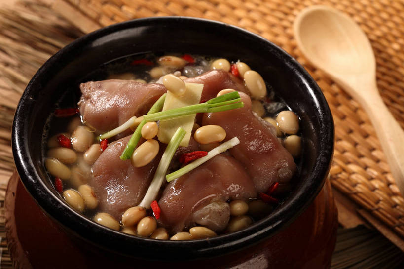 无人,横图,俯视,室内,特写,白天,烹饪,中餐,植物,餐桌,桌子,豆,大豆,蔬菜,一把,阴影,新鲜,反射,木制,影子,勺子,陶瓷,葱,豆类,豆子,毛豆,青葱,料理,食品,果实,草药,药草,陶瓷制品,猪手,猪蹄,猪爪,菜肴,美食,中药,食物,一个,黑色,木制品,容器,调羹,汤匙,碗,中式,佳肴,有机食品,绿色食品,单个,餐台,中华料理,储藏,枸杞子,枸杞,储存,药材,中草药,豆科,中药材,本草,枝豆,苟起子,枸杞豆,枸杞果,血杞子,猪脚,黄豆,彩图,高角度拍摄,贮存,赣菜,江西菜,shjb1,炖猪蹄,黄豆炖猪蹄