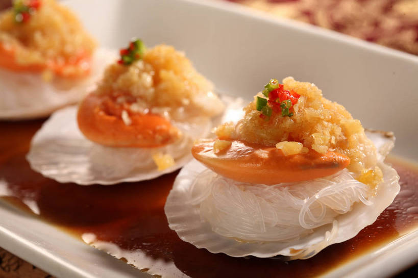 海鲜,面食,面条,无人,横图,俯视,室内,特写,白天,烹饪,中餐,餐桌,桌子,蔬菜,餐具,一排,阴影,朦胧,模糊,新鲜,整齐,反射,碟子,盘,影子,葱,青葱,面,料理,食品,扇贝,粉丝,水产,菜肴,美食,海洋生物,食物,排列,三个,一个,白色,盘子,碟,中式,佳肴,有机食品,绿色食品,单个,餐台,中华料理,队列,水生动物,海产品,水生物,海底动物,冬粉,彩图,高角度拍摄,shjb1,粉丝扇贝