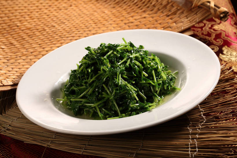 无人,横图,俯视,室内,特写,白天,烹饪,中餐,餐桌,桌子,蔬菜,餐具,一堆,阴影,堆叠,堆积,新鲜,反射,碟子,盘,影子,料理,食品,清炒豆苗,豆苗,菜肴,美食,食物,一个,绿色,白色,盘子,碟,中式,佳肴,有机食品,绿色食品,单个,餐台,中华料理,堆,豌豆苗,豌豆藤,彩图,高角度拍摄,shjb1