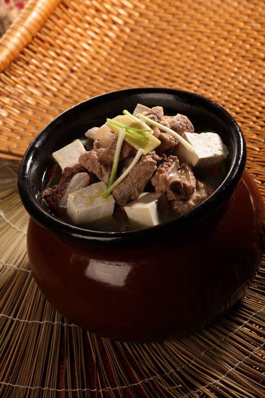豆腐,骨骼,无人,竖图,俯视,室内,特写,白天,烹饪,中餐,餐桌,桌子,姜,蔬菜,阴影,新鲜,反射,影子,陶瓷,葱,青葱,排骨,肉,汤,料理,食品,陶瓷制品,骨头,猪肉,菜肴,美食,肉类,食物,一个,黑色,容器,碗,中式,佳肴,有机食品,绿色食品,单个,餐台,中华料理,储藏,骨架,豆制品,储存,止咳,小排,肉食,豚肉,止痛,解毒,发汗,温肺,温胃,行气,止呕,百辣云,生姜,老姜,彩图,高角度拍摄,排骨汤,贮存,散寒,shjb1,豆腐排骨汤