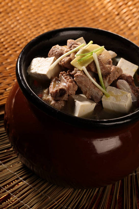 豆腐,骨骼,无人,竖图,俯视,室内,特写,白天,烹饪,中餐,餐桌,桌子,姜,蔬菜,阴影,新鲜,反射,影子,陶瓷,葱,青葱,排骨,肉,汤,料理,食品,陶瓷制品,骨头,猪肉,菜肴,美食,肉类,食物,一个,黑色,容器,碗,中式,佳肴,有机食品,绿色食品,单个,餐台,中华料理,储藏,骨架,豆制品,储存,止咳,小排,肉食,豚肉,止痛,解毒,发汗,温肺,温胃,行气,止呕,百辣云,生姜,老姜,彩图,高角度拍摄,排骨汤,贮存,散寒,shjb1,豆腐排骨汤