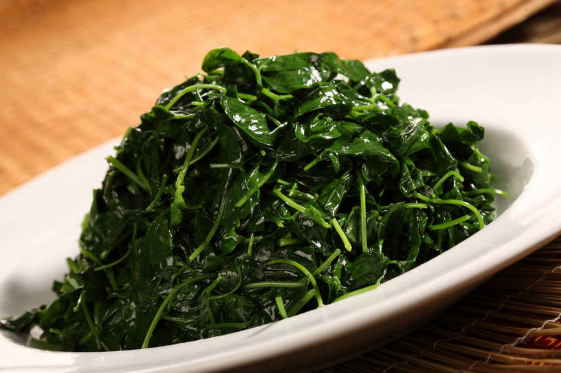 无人,横图,俯视,室内,特写,白天,烹饪,中餐,餐桌,桌子,蔬菜,餐具,一堆,阴影,堆叠,堆积,新鲜,反射,碟子,盘,影子,炒菜,料理,食品,菜肴,美食,食物,一个,绿色,白色,盘子,碟,中式,佳肴,有机食品,绿色食品,单个,餐台,中华料理,堆,苜蓿,金花菜,彩图,高角度拍摄,shjb1,炒草头,草头