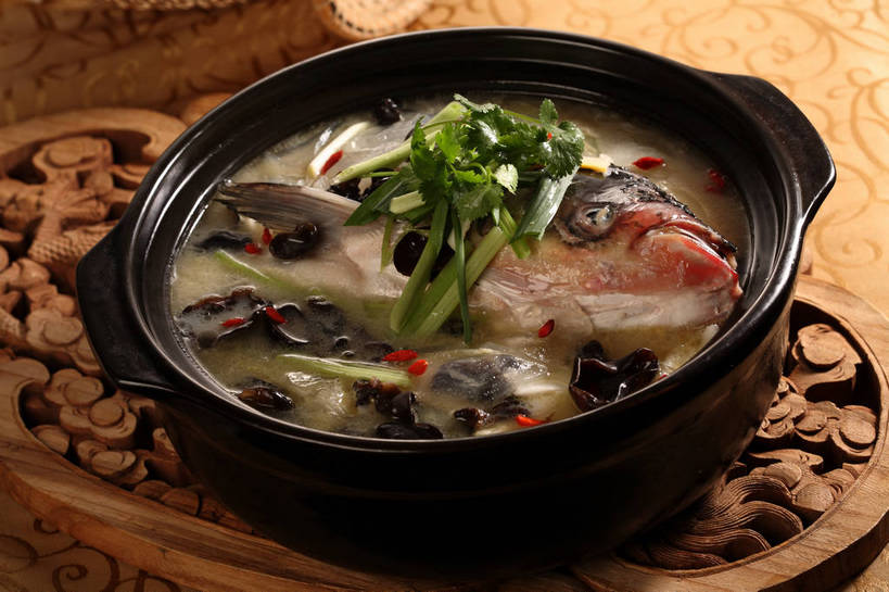 无人,横图,俯视,室内,特写,白天,烹饪,植物,餐桌,桌子,蔬菜,厨具,木雕,雕塑,阴影,新鲜,艺术,装饰,反射,雕刻,雕像,炖锅,锅子,影子,陶瓷,菌菇,肉,汤,鱼肉,料理,食品,果实,草药,药草,陶瓷制品,鱼头,菌类,锅,木耳,菜肴,美食,肉类,中药,食物,一个,黑色,工艺品,食用菌,佳肴,有机食品,绿色食品,单个,餐台,锅具,纪念,枸杞子,枸杞,美术,黑木耳,真菌,主题,药材,中草药,陈列,肉食,烹饪用具,中药材,本草,功能,美学,苟起子,枸杞豆,枸杞果,血杞子,光木耳,烹调用具,烹调,彩图,高角度拍摄,shjb1,木耳鱼头汤,鱼头汤