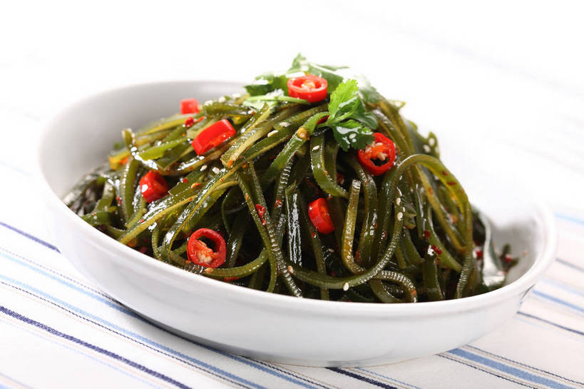 无人,横图,俯视,室内,特写,白天,烹饪,中餐,餐桌,桌子,辣椒,蔬菜,阴影,新鲜,反射,布料,影子,陶瓷,海带,料理,食品,陶瓷制品,布纹,冷盘,菜肴,美食,桌布,食物,一个,红色,白色,餐巾,容器,台布,碗,中式,冷菜,凉菜,佳肴,有机食品,绿色食品,单个,餐台,中华料理,储藏,储存,辣角,红海椒,大椒,辣虎,广椒,江白菜,辣子,红辣椒,海椒,番椒,餐桌布,彩图,高角度拍摄,贮存,shjb1,凉拌海带丝