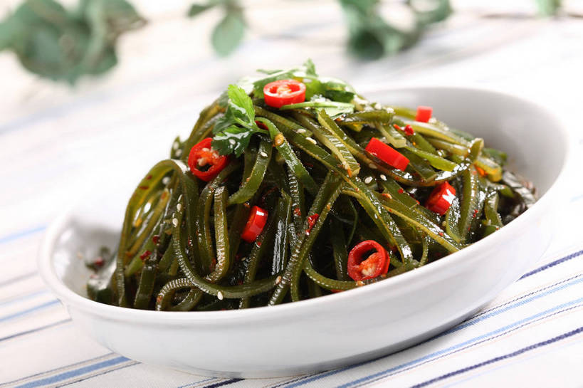 无人,横图,俯视,室内,特写,白天,烹饪,中餐,餐桌,桌子,辣椒,蔬菜,叶子,阴影,朦胧,模糊,新鲜,反射,布料,影子,陶瓷,海带,料理,食品,绿叶,陶瓷制品,布纹,冷盘,菜肴,美食,桌布,食物,一个,红色,白色,餐巾,容器,台布,碗,中式,嫩叶,冷菜,凉菜,佳肴,有机食品,绿色食品,单个,餐台,中华料理,储藏,储存,辣角,红海椒,大椒,辣虎,广椒,江白菜,叶,叶片,辣子,红辣椒,海椒,番椒,餐桌布,彩图,高角度拍摄,贮存,shjb1,凉拌海带丝