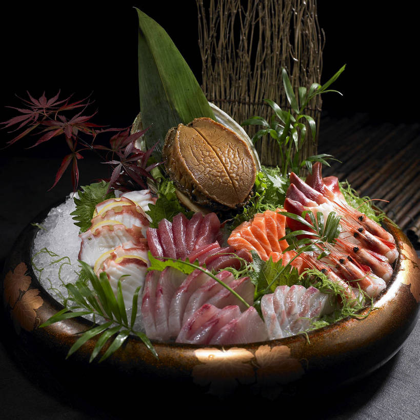 海鲜,无人,横图,俯视,室内,特写,白天,烹饪,餐桌,桌子,叶子,阴影,反射,影子,陶瓷,冰,肉,虾,鱼肉,日本料理,冰块,料理,食品,枫叶,枯叶,落叶,陶瓷制品,冷冻,水产,菜肴,美食,肉类,海洋生物,食物,一个,黄色,红色,容器,碗,日式料理,日式,寒冷,鲍鱼,佳肴,冷藏,单个,餐台,枫树叶,储藏,石决明,冰冷,储存,水生动物,海产品,水生物,肉食,海底动物,保鲜,鳆鱼,镜面鱼,明目鱼,叶,叶片,彩图,高角度拍摄,贮存,刺身,shjb1,海鲜刺身