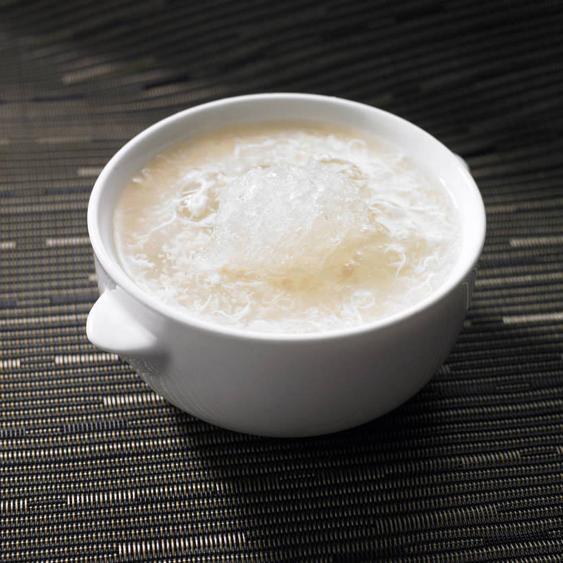 点心,无人,横图,俯视,室内,特写,白天,烹饪,餐桌,桌子,阴影,反射,影子,陶瓷,菌菇,莲子,汤,料理,食品,陶瓷制品,菌类,羹,木耳,菜肴,美食,食物,一个,白色,容器,碗,中式,食用菌,佳肴,单个,餐台,储藏,白木耳,银耳,真菌,储存,莲米,莲肉,莲实,雪耳,白耳,彩图,高角度拍摄,贮存,莲子羹,银耳羹,银耳莲子羹,shjb1