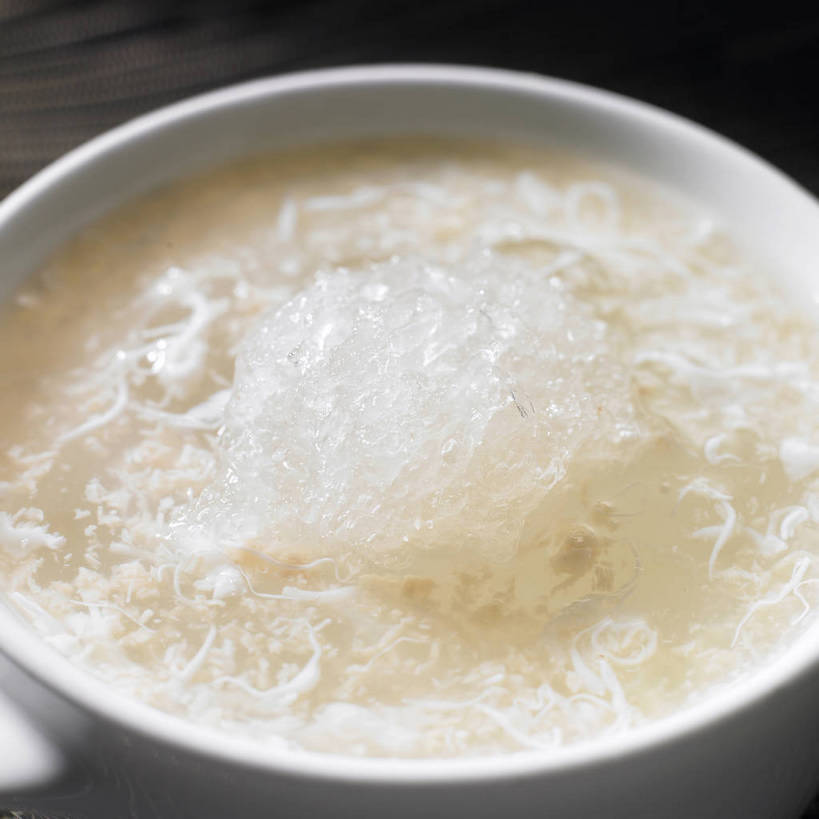 点心,无人,横图,俯视,室内,特写,白天,烹饪,餐桌,桌子,阴影,反射,影子,陶瓷,菌菇,莲子,汤,料理,食品,陶瓷制品,菌类,羹,木耳,菜肴,美食,食物,一个,白色,容器,碗,中式,食用菌,佳肴,单个,餐台,储藏,白木耳,银耳,真菌,储存,莲米,莲肉,莲实,雪耳,白耳,彩图,高角度拍摄,贮存,莲子羹,银耳羹,银耳莲子羹,shjb1