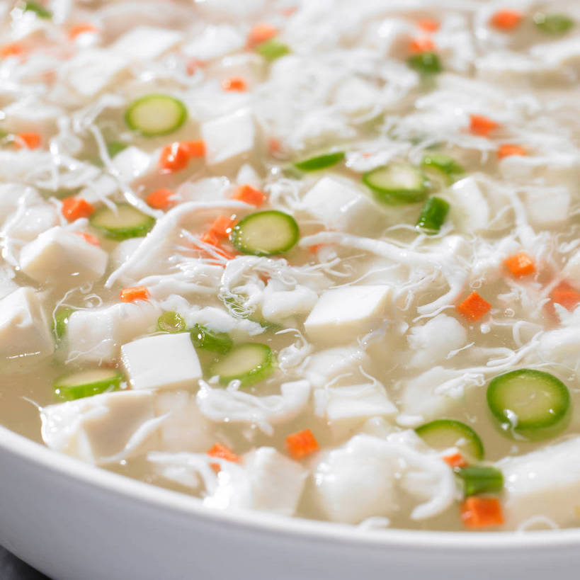 豆腐,无人,横图,俯视,室内,特写,白天,烹饪,中餐,餐桌,桌子,萝卜,胡萝卜,蔬菜,阴影,新鲜,反射,影子,陶瓷,葱,青葱,浓汤,汤,料理,食品,陶瓷制品,羹,菜肴,美食,食物,一个,红色,绿色,白色,容器,碗,中式,佳肴,有机食品,绿色食品,单个,餐台,中华料理,储藏,豆制品,储存,黄萝卜,番萝卜,豆腐羹,红萝卜,甘荀,彩图,高角度拍摄,丁香萝卜,胡芦菔金,金笋,贮存,shjb1