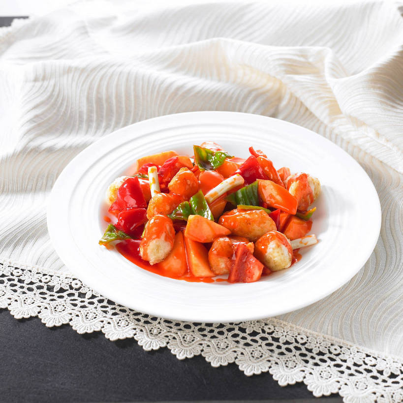 无人,横图,俯视,室内,特写,白天,烹饪,中餐,餐桌,桌子,蔬菜,餐具,阴影,新鲜,反射,布料,碟子,盘,影子,青椒,炒菜,肉,鱼肉,料理,食品,丸子,布纹,菜肴,美食,肉类,肉丸,鱼丸,桌布,食物,一个,绿色,白色,盘子,餐巾,碟,台布,橙色,中式,佳肴,有机食品,绿色食品,单个,餐台,中华料理,肉食,大椒,菜椒,甜椒,柿子椒,灯笼椒,餐桌布,彩图,高角度拍摄,shjb1,青椒炒鱼丸