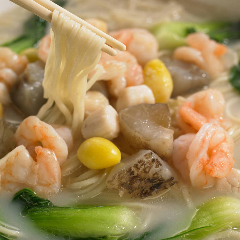 海鲜,面食,面条,无人,横图,俯视,室内,特写,白天,烹饪,筷子,蔬菜,餐具,一双,阴影,朦胧,模糊,新鲜,反射,影子,陶瓷,青菜,干贝,面,肉,虾仁,料理,食品,坚果,陶瓷制品,海鲜面,文化,传统,水产,菜肴,美食,肉类,海洋生物,食物,一个,容器,碗,干果,佳肴,有机食品,绿色食品,单个,储藏,礼节,虾肉,储存,水生动物,汤面,海产品,小白菜,礼仪,水生物,肉食,海底动物,干瑶柱,江珧柱,江瑶柱,马甲柱,蜜丁,瑶柱,玉珧柱,不结球白菜,进餐用具,银杏,白果,彩图,高角度拍摄,贮存,shjb1