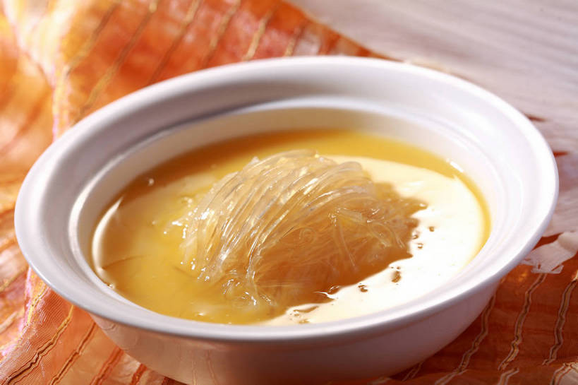 无人,横图,俯视,室内,特写,白天,烹饪,中餐,餐桌,桌子,阴影,反射,布料,影子,陶瓷,汤,料理,食品,陶瓷制品,布纹,菜肴,美食,桌布,食物,一个,餐巾,容器,台布,碗,橙色,中式,佳肴,单个,餐台,中华料理,储藏,鱼翅,储存,鱼翅羹,湖南菜,湘菜,羹汤,鲛鲨翅,鲛鱼翅,金丝菜,沙鱼翅,鲨鱼翅,鲨鱼鳍,餐桌布,彩图,高角度拍摄,贮存,shjb1