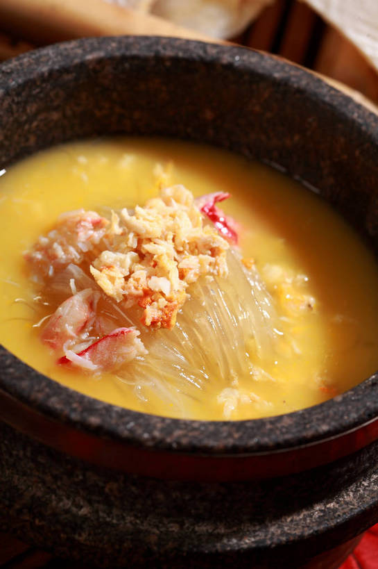 无人,竖图,俯视,室内,特写,白天,烹饪,中餐,餐桌,桌子,阴影,反射,影子,陶瓷,汤,料理,食品,陶瓷制品,菜肴,美食,食物,一个,黄色,黑色,容器,碗,中式,佳肴,单个,餐台,中华料理,储藏,鱼翅,储存,鱼翅羹,湖南菜,湘菜,羹汤,鲛鲨翅,鲛鱼翅,金丝菜,沙鱼翅,鲨鱼翅,鲨鱼鳍,彩图,高角度拍摄,贮存,shjb1