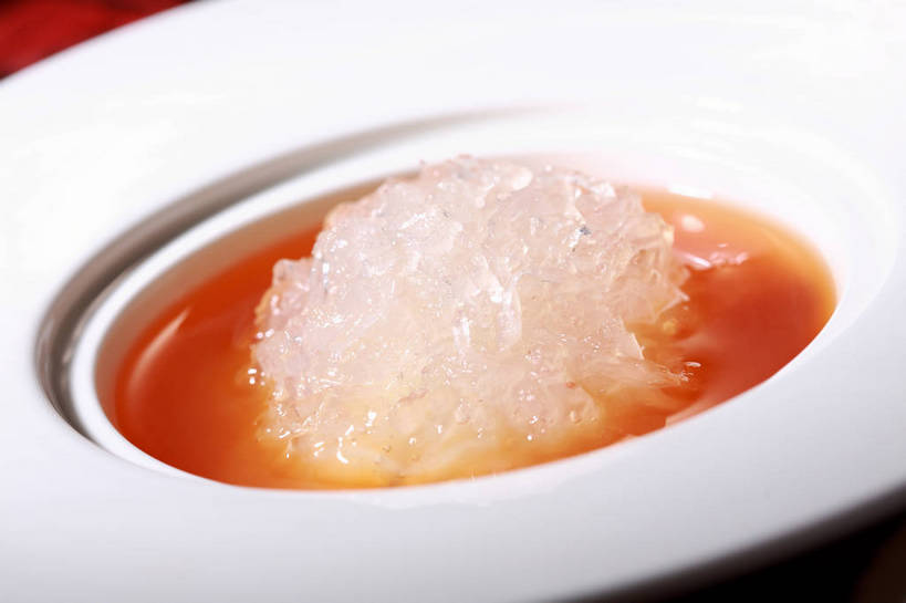 无人,横图,俯视,室内,特写,白天,烹饪,中餐,餐桌,桌子,餐具,阴影,反射,碟子,盘,影子,汤,料理,食品,菜肴,美食,食物,一个,白色,盘子,碟,橙色,中式,佳肴,单个,餐台,中华料理,鱼翅,鱼翅羹,湖南菜,湘菜,羹汤,鲛鲨翅,鲛鱼翅,金丝菜,沙鱼翅,鲨鱼翅,鲨鱼鳍,彩图,高角度拍摄,shjb1