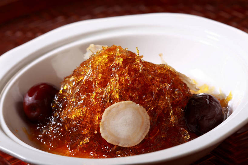 无人,横图,俯视,室内,特写,白天,烹饪,中餐,餐桌,桌子,阴影,反射,影子,陶瓷,汤,料理,食品,陶瓷制品,菜肴,美食,食物,一个,白色,容器,碗,中式,枣,红枣,佳肴,单个,餐台,中华料理,储藏,鱼翅,储存,枣子,鱼翅羹,湖南菜,湘菜,羹汤,鲛鲨翅,鲛鱼翅,金丝菜,沙鱼翅,鲨鱼翅,鲨鱼鳍,大枣,彩图,高角度拍摄,贮存,shjb1