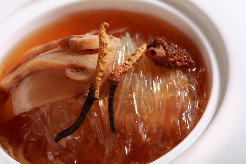 无人,横图,俯视,室内,特写,白天,烹饪,中餐,餐桌,桌子,蔬菜,阴影,新鲜,反射,影子,陶瓷,菌菇,汤,料理,食品,陶瓷制品,菌类,菜肴,美食,食物,一个,白色,容器,碗,中式,食用菌,佳肴,有机食品,绿色食品,单个,餐台,中华料理,储藏,真菌,鱼翅,储存,冬虫夏草,羊肚菇,鱼翅羹,羊肚菜,羊肚菌,羊蘑,美味羊肚菌,虫草,冬虫草,中华虫草菌,湖南菜,湘菜,羹汤,鲛鲨翅,鲛鱼翅,金丝菜,沙鱼翅,鲨鱼翅,鲨鱼鳍,彩图,高角度拍摄,草笠竹,贮存,shjb1