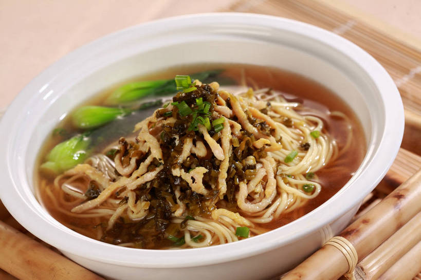 面食,面条,无人,横图,俯视,室内,特写,白天,烹饪,中餐,餐桌,桌子,蔬菜,阴影,新鲜,反射,影子,陶瓷,葱,青菜,青葱,面,肉,料理,食品,陶瓷制品,猪肉,雪菜肉丝面,雪菜,菜肴,美食,肉类,食物,一个,绿色,白色,容器,碗,中式,佳肴,有机食品,绿色食品,单个,餐台,中华料理,储藏,储存,小白菜,肉食,豚肉,雪里红,不结球白菜,彩图,高角度拍摄,雪里蕻,贮存,shjb1